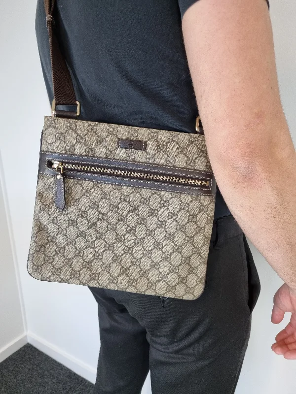 Women Gucci bags with a snap - button closure and a decorative charmGucci GG supreme Crossbody